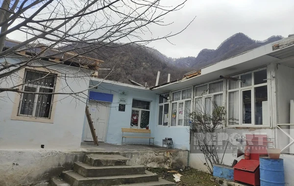 Qaxda külək məktəbin dam örtüyünü uçurub - FOTO