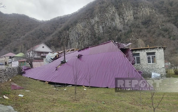 Qaxda külək məktəbin dam örtüyünü uçurub - FOTO