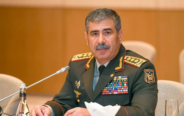 Müdafiə naziri Dünya Azərbaycanlılarının Həmrəyliyi Günü və Yeni il münasibətilə şəxsi heyəti təbrik edib