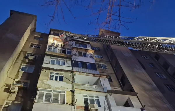 Bakıda hündürmərtəbəli yaşayış binasındakı yanğın söndürülüb - FOTO