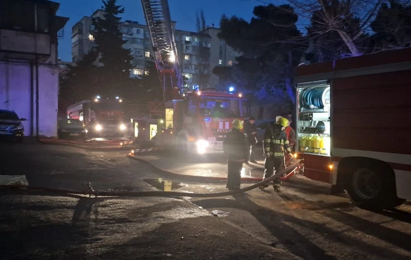 Bakıda hündürmərtəbəli yaşayış binasındakı yanğın söndürülüb - FOTO