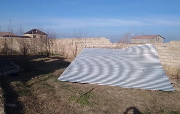 Siyəzəndə güclü külək evin damını uçurub - FOTO/VİDEO