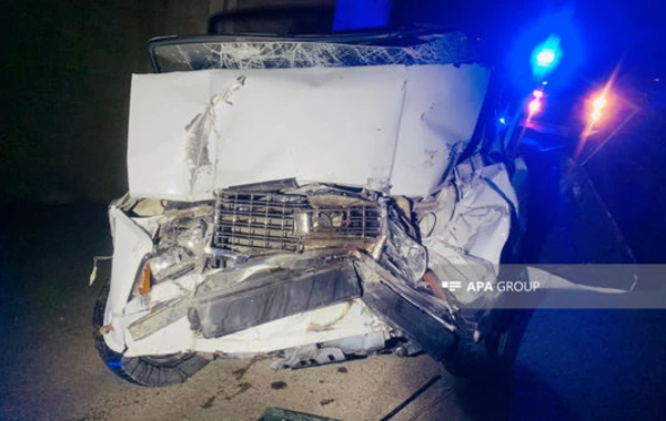 Bakıda avtomobil MSK-nın divarına çırpılıb, xəsarət alanlar var - FOTO