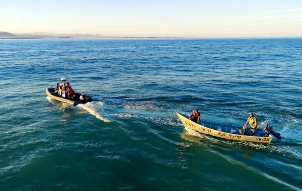 В Каспийском море спасены рыбаки, столкнувшиеся с угрозой утопления - ФОТО