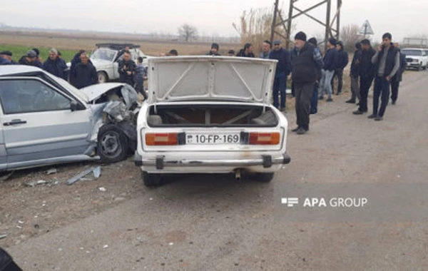 Bərdədə iki avtomobil toqquşub, xəsarət alanlar var - FOTO