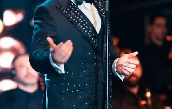Oğlu yadına düşən Emrah səhnədə kövrəldi - FOTO