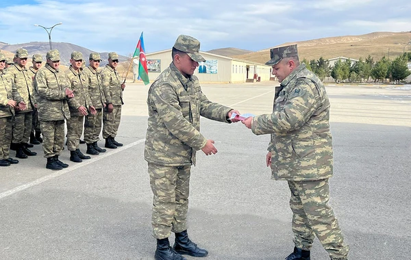 В азербайджанской армии проходят церемонии увольнения в запас срочников - ФОТО