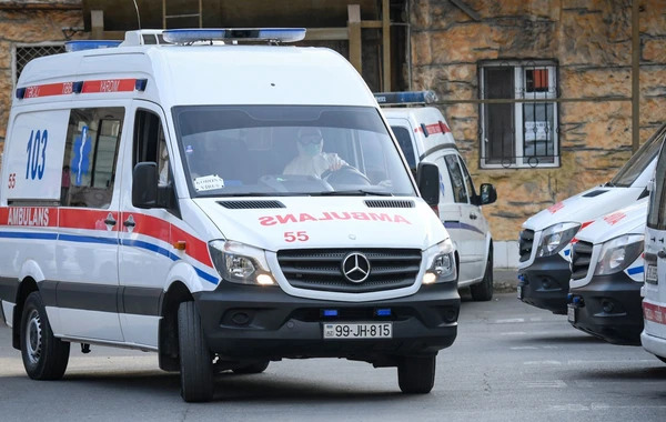 Eyvandan yıxılan uşaq saat yarım qan içində yerdə qalıb, təcili yardım gəlməyib - AÇIQLAMA + FOTO