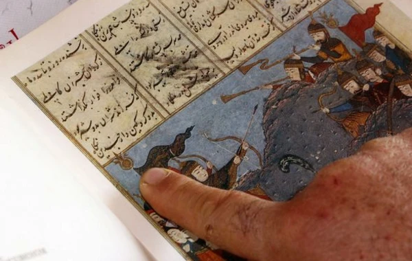 Şah İsmayılın döyüş bayrağının başlığı Astaranın kəndində qorunur - FOTO