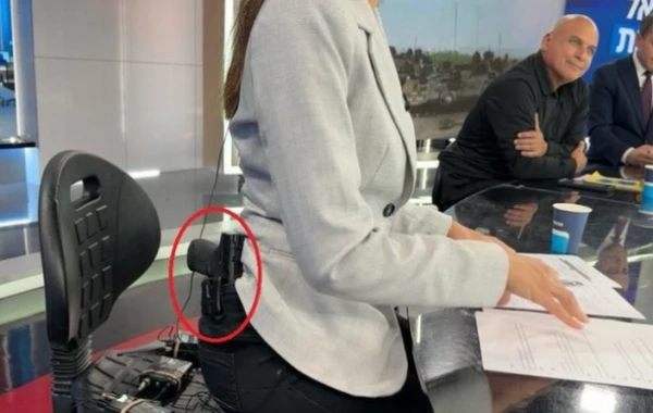 Aparıcı verilişə belində silahla çıxdı - FOTO