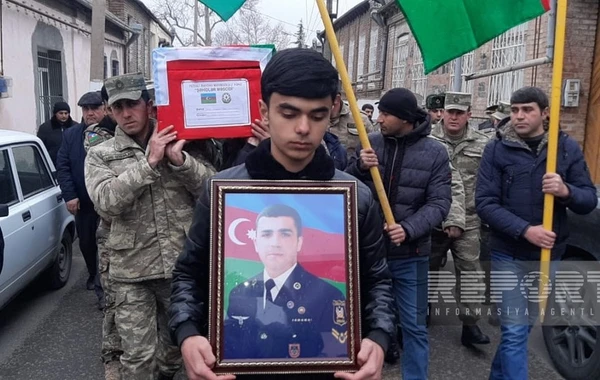 Laçında avtomobil qəzasında həlak olan hərbçimiz Gəncədə dəfn olundu - FOTO - YENİLƏNİB