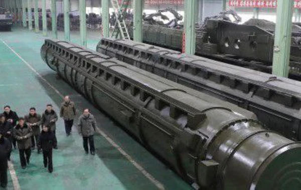 Şimali Koreya lideri qızı ilə raket zavoduna gedib - FOTO