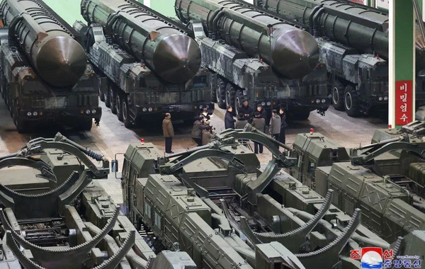 Şimali Koreya lideri qızı ilə raket zavoduna gedib - FOTO