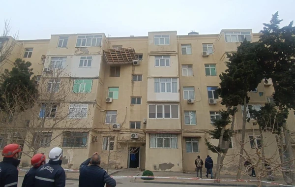 Bakıda güclü külək yaşayış binasının damını uçurub - FOTO/VİDEO