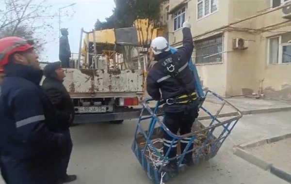 Bakıda güclü külək yaşayış binasının damını uçurub - FOTO/VİDEO