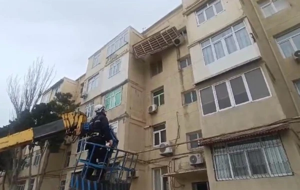 Bakıda güclü külək yaşayış binasının damını uçurub - FOTO/VİDEO