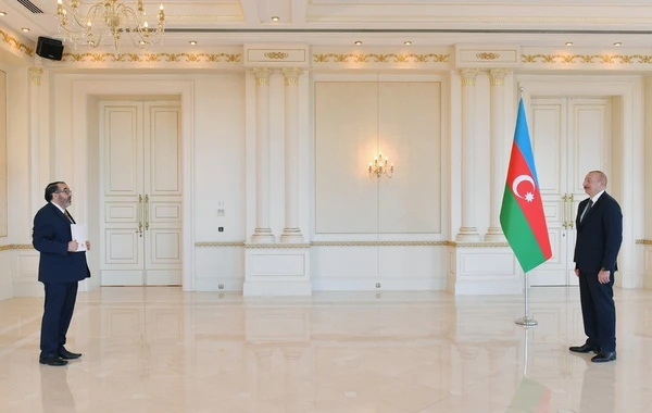 Perunun yeni səfiri etimadnaməsini Azərbaycan Prezidentinə təqdim edib - FOTO - YENİLƏNİB