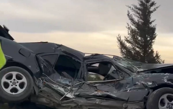 Prospektdə ağır qəza - İdarəetməni itirən sürücü Mercedesi aşırdı - VİDEO