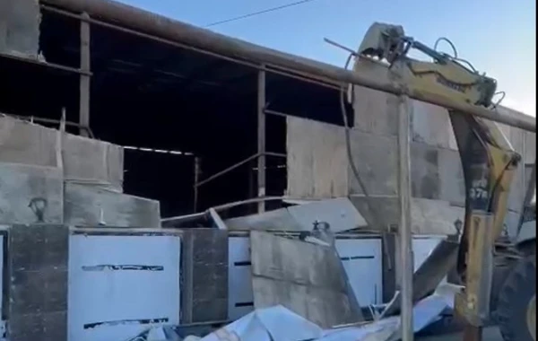В Баку снесена незаконная постройка - ВИДЕО