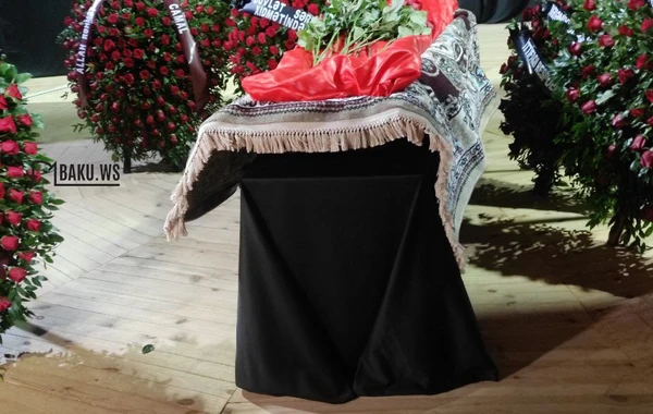 Birinci vitse-prezident Mehriban Əliyeva Aygün Bəylərin vida mərasiminə əklil göndərib - FOTO