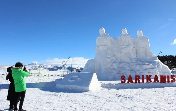 "Sarıqamış şəhidləri"nin xatirəsinə qar heykəllər hazırlandı - FOTO