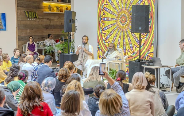 “Nine Senses”də məşhur hind qurunun meditasiya praktikası keçirilib - FOTO