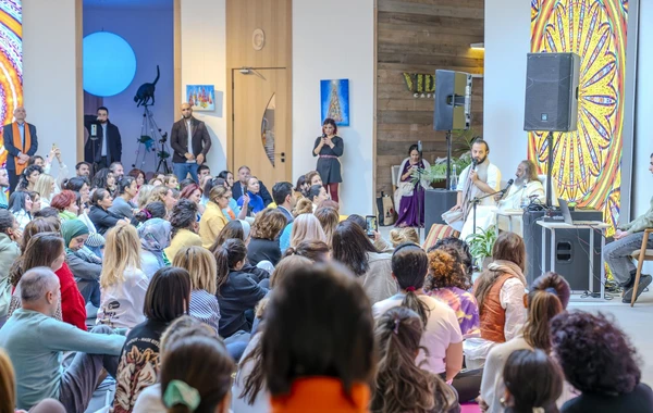 “Nine Senses”də məşhur hind qurunun meditasiya praktikası keçirilib - FOTO