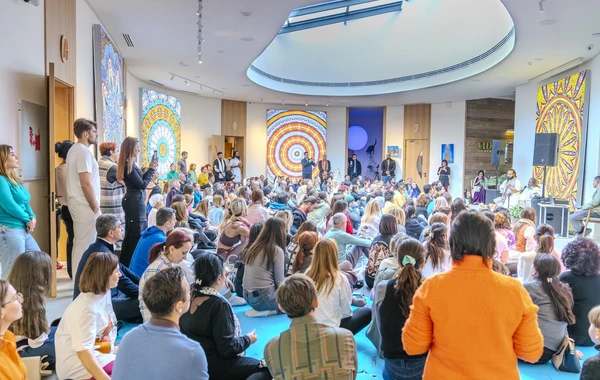 “Nine Senses”də məşhur hind qurunun meditasiya praktikası keçirilib - FOTO
