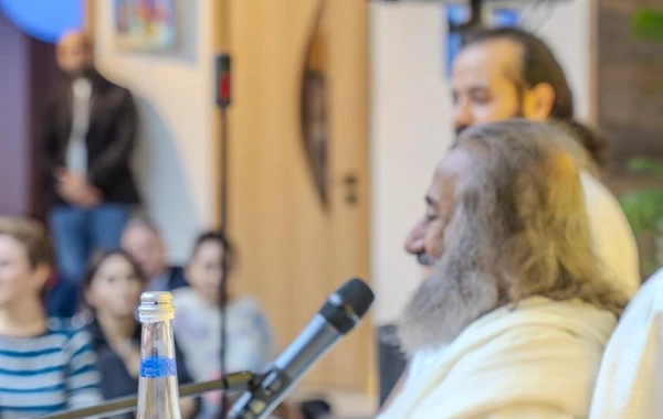 “Nine Senses”də məşhur hind qurunun meditasiya praktikası keçirilib - FOTO
