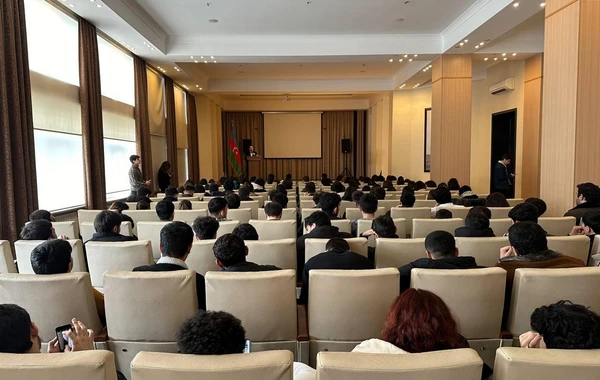 Prezident seçkilərində ilk dəfə səs verəcək gənclər üçün seminarlar davam edir - FOTO