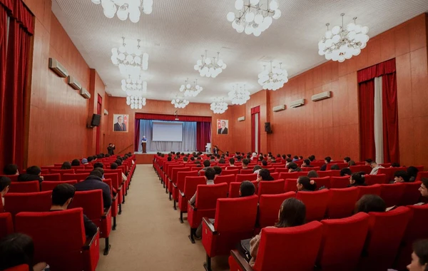Prezident seçkilərində ilk dəfə səs verəcək gənclər üçün seminarlar davam edir - FOTO