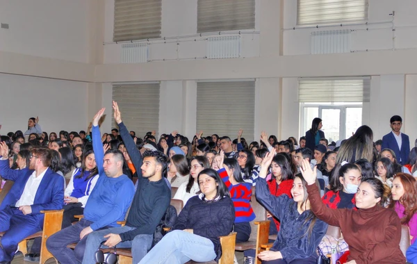 Prezident seçkilərində ilk dəfə səs verəcək gənclər üçün seminarlar davam edir - FOTO