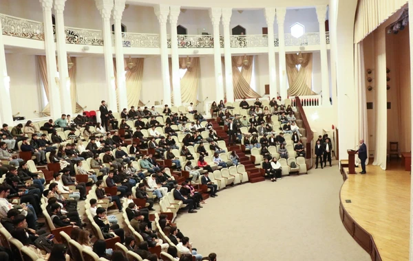 Prezident seçkilərində ilk dəfə səs verəcək gənclər üçün seminarlar davam edir - FOTO