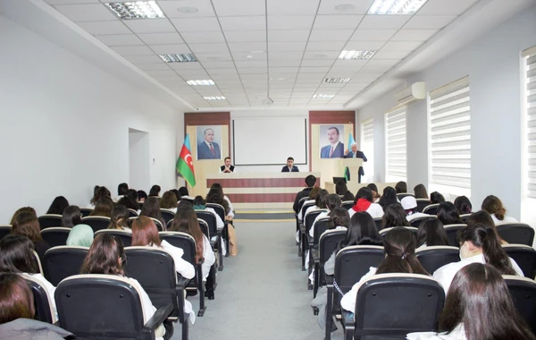 Prezident seçkilərində ilk dəfə səs verəcək gənclər üçün seminarlar davam edir - FOTO