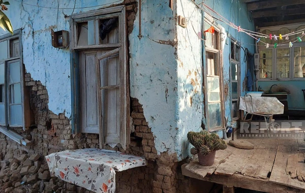 Astarada üçəsrlik ev dağılmaq üzrədir - FOTO