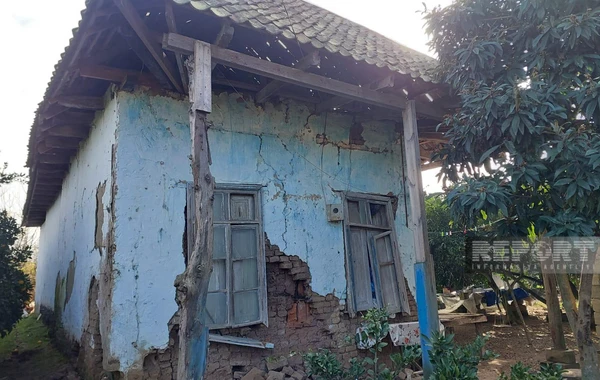 Astarada üçəsrlik ev dağılmaq üzrədir - FOTO