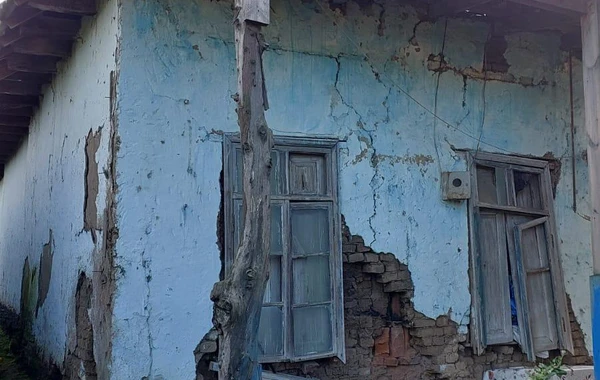 Astarada üçəsrlik ev dağılmaq üzrədir - FOTO