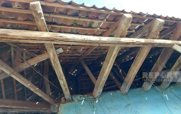 Astarada üçəsrlik ev dağılmaq üzrədir - FOTO