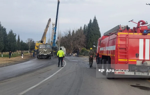 Samuxda yanacaq daşıyan maşın aşıb, 40 ton benzin yola dağılıb - FOTO - YENİLƏNİB - VİDEO