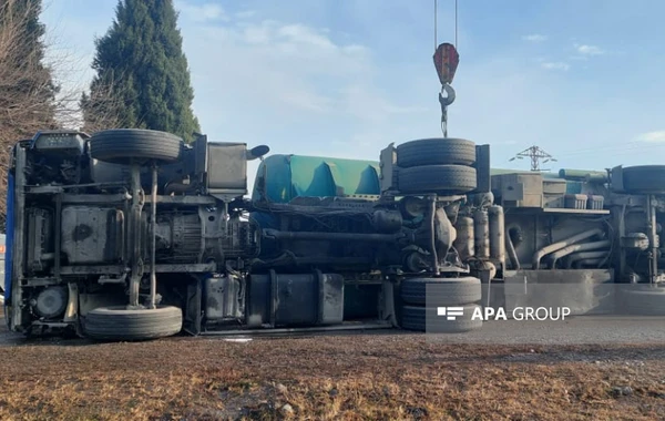Samuxda yanacaq daşıyan maşın aşıb, 40 ton benzin yola dağılıb - FOTO - YENİLƏNİB - VİDEO