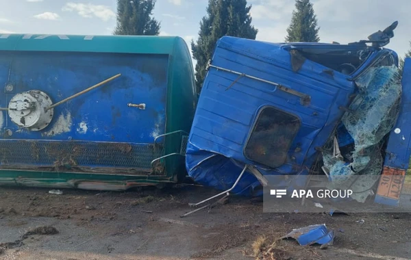 Samuxda yanacaq daşıyan maşın aşıb, 40 ton benzin yola dağılıb - FOTO - YENİLƏNİB - VİDEO