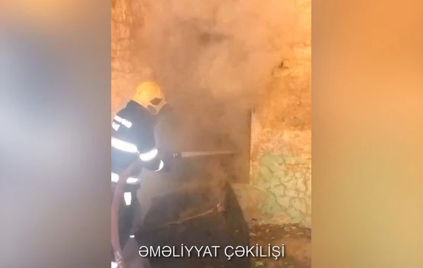 Bakıda məişət tullantıları yığılmış tikilidə yanğın olub - VİDEO