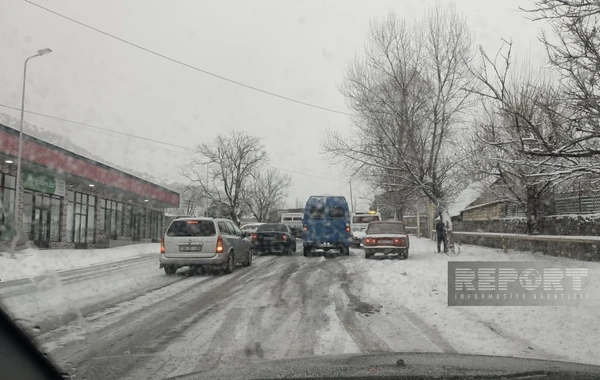 Şəkidə qar yolları iflic edib, avtomobillər yolda qalıb - FOTO