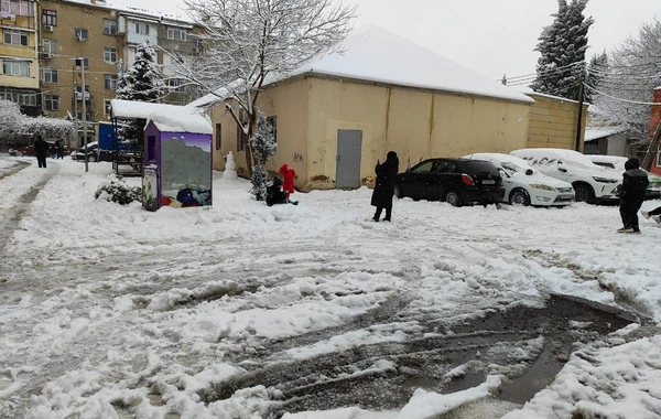 Qarlı Bakıdan maraqlı görüntülər - FOTO