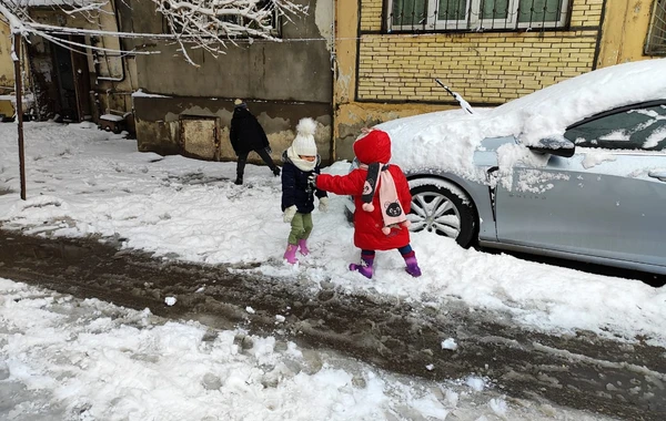 Qarlı Bakıdan maraqlı görüntülər - FOTO