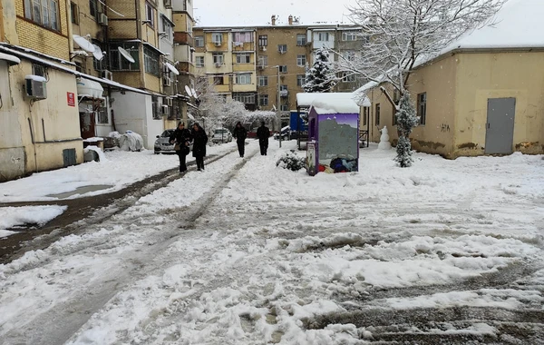 Qarlı Bakıdan maraqlı görüntülər - FOTO
