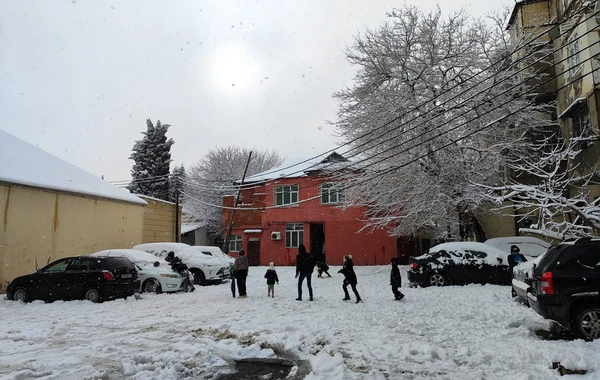 Qarlı Bakıdan maraqlı görüntülər - FOTO