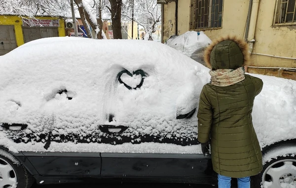 Qarlı Bakıdan maraqlı görüntülər - FOTO
