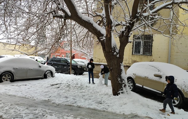 Qarlı Bakıdan maraqlı görüntülər - FOTO