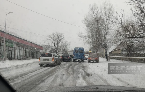 Сильный снегопад парализовал движение транспорта в Шеки - ФОТО